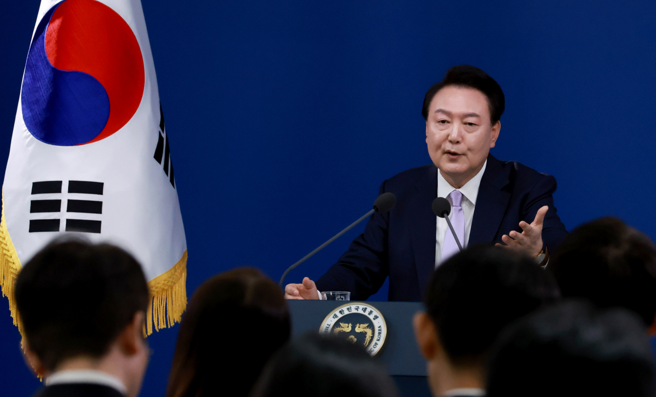 윤석열 대통령이 7일 오전 서울 용산 대통령실 브리핑실에서 열린 대국민담화 및 기자회견에서 취재진의 질문에 답하고 있다. [연합]