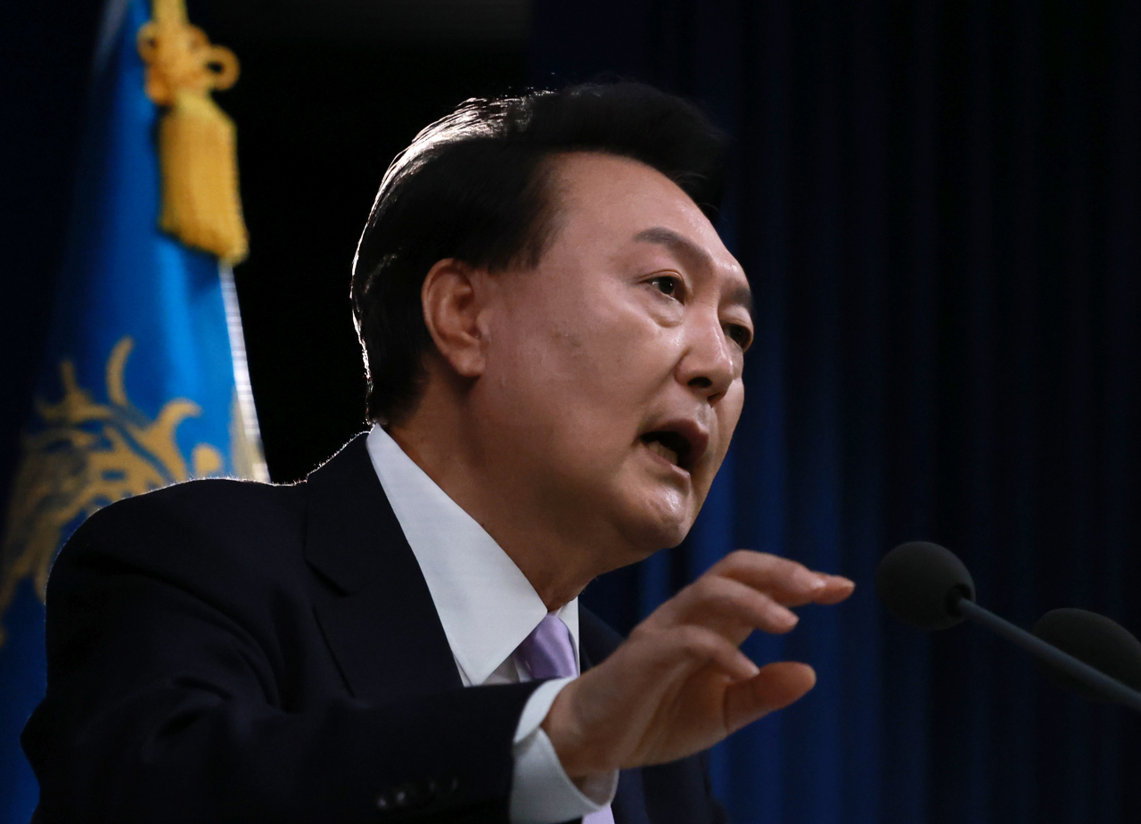 윤석열 대통령이 7일 오전 서울 용산 대통령실 브리핑실에서 열린 대국민담화 및 기자회견에서 취재진의 질문에 답하고 있다. [연합]