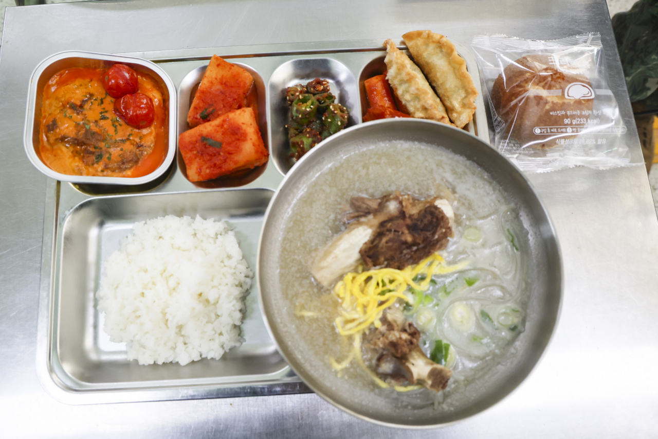 제공된 특식, 갈비탕, 함박스테이크, 떡볶이 등.[국방일보 제공]