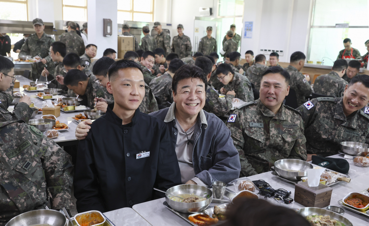 7일 육군 7포병여단 758대대에서 진행된 (주)더본코리아의 특식 제공 행사에서 백종원 (주)더본코리아 대표와 조리병 김태윤 병장.[국방일보 제공]