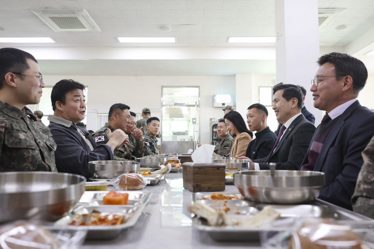 7일 육군 7포병여단 758대대에서 진행된 (주)더본코리아의 특식 제공 행사에서 김선호 국방부차관과 백종원 (주)더본코리아 대표가 함께 식사를 하며 군 급식에 대한 의견을 나누고 있다.[국방일보 제공]