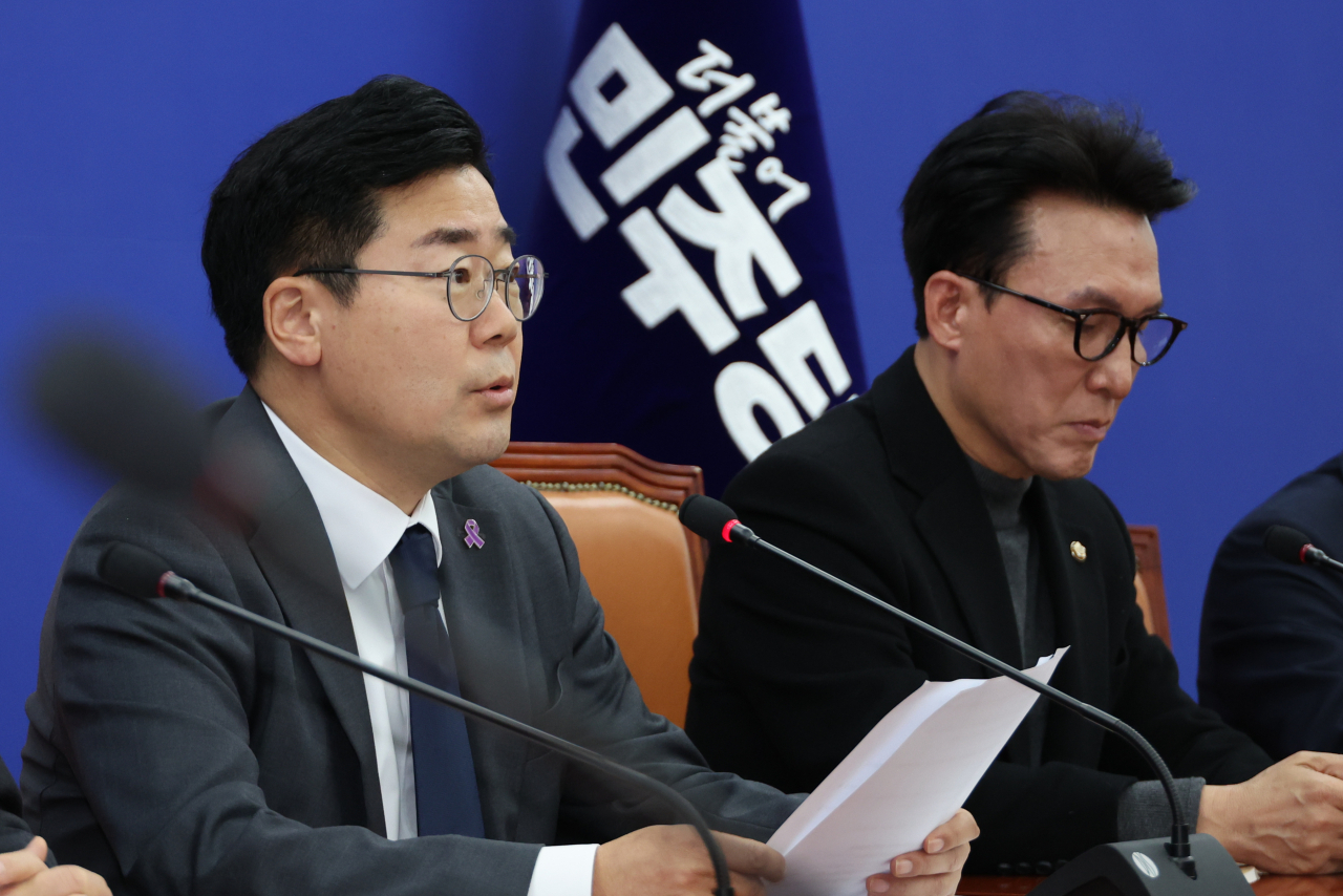 박찬대 더불어민주당 원내대표(왼쪽)가 7일 오후 서울 여의도 국회에서 윤석열 대통령의 대국민담화·기자회견과 관련해 입장을 밝히고 있다. [연합]