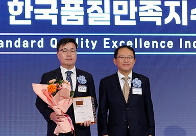 한일시멘트 허권회 상무(왼쪽)가 강명수 한국표준협회장에게서 ‘2024 한국품질만족지수’ 인증서를 받고 있다. [한일시멘트 제공]