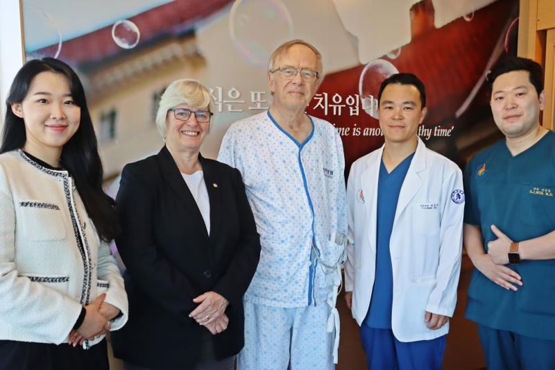 인천국제공항에서 심정지로 쓰러진 맷츠 존슨 박사(중앙)가 인하대병원에서 건강을 되찾고 의료진과 기념 촬영을 하고 있다.〈사진 왼쪽부터 국제협력팀 김명진 간호사, 앨러너 캠벨 부인, 맷츠 존슨 박사, 심장내과 백용수 교수, 민성준 레지던트〉