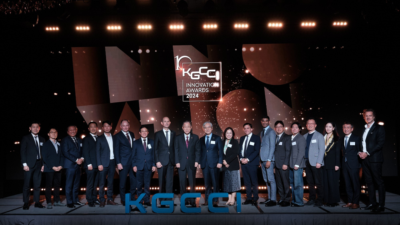지난 7일 열린 제10회 KGCCI 이노베이션 어워드에서 수상자들과 KGCCI 이사진 및 주요 귀빈들이 단체기념 사진을 촬영하고 있다. [주한독일상공회의소 제공]