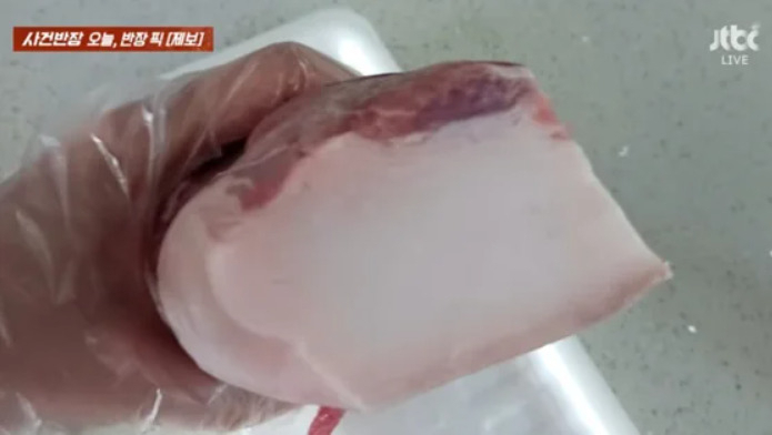 경북 경산의 한 대형마트가 살코기는 찾아보기 힘들 정도로 비계만 가득한 돼지고기를 판매해 빈축을 사고 있다. [JTBC '사건반장']