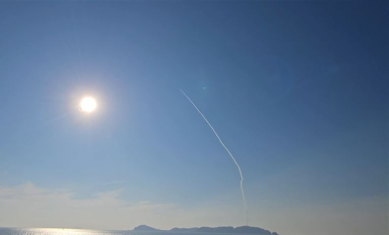 적의 탄도미사일 도발을 가정하여, 적 가상 도발원점을 정밀타격하기 위해 우리 군의 현무 지대지미사일을 발사하고 있다.[합참 제공]