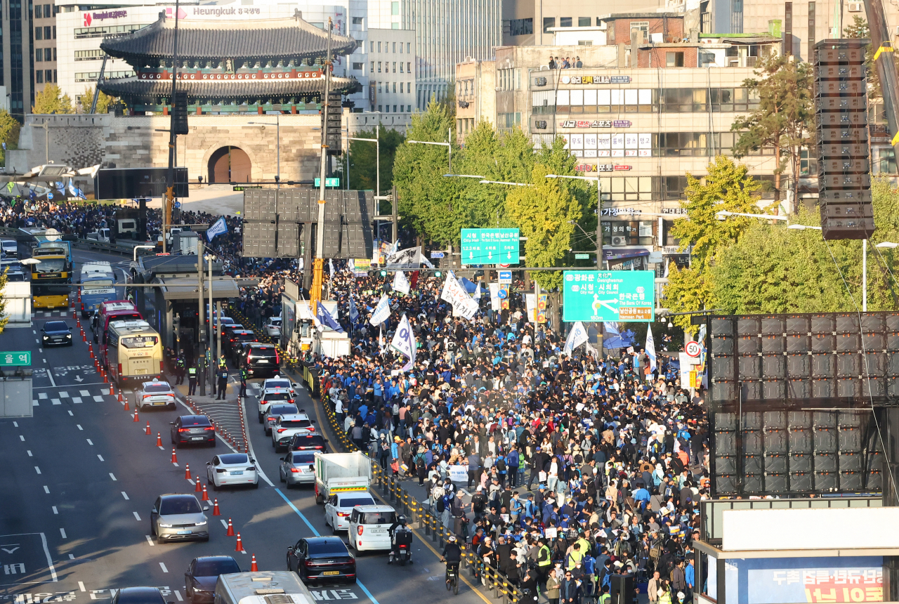 지난 2일 서울 중구 서울역 일대에서 더불어민주당이 대규모 집회를 열었다. [연합]