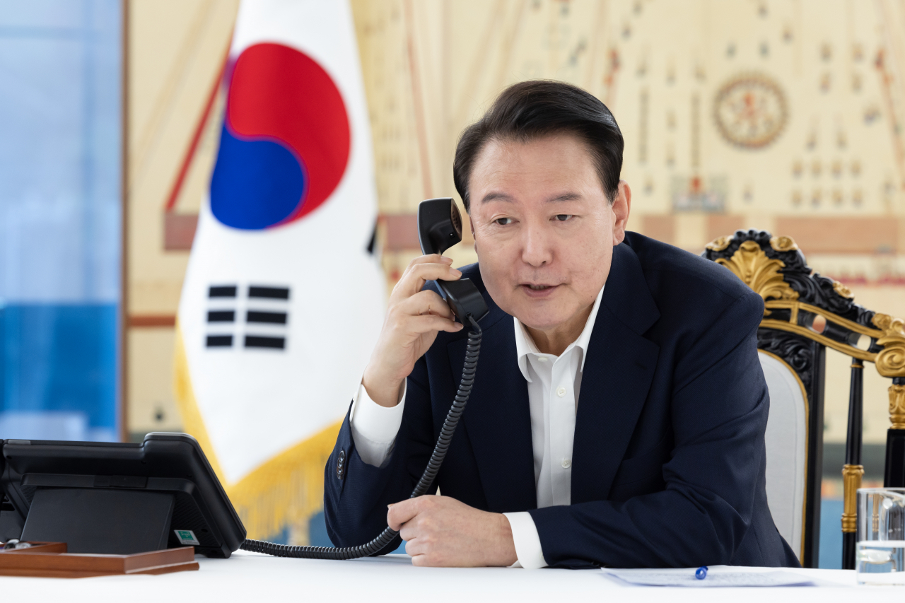 윤석열 대통령이 7일 서울 한남동 대통령 관저에서 도널드 트럼프 미국 대통령 당선인과 전화 통화를 하고 있다. [연합]