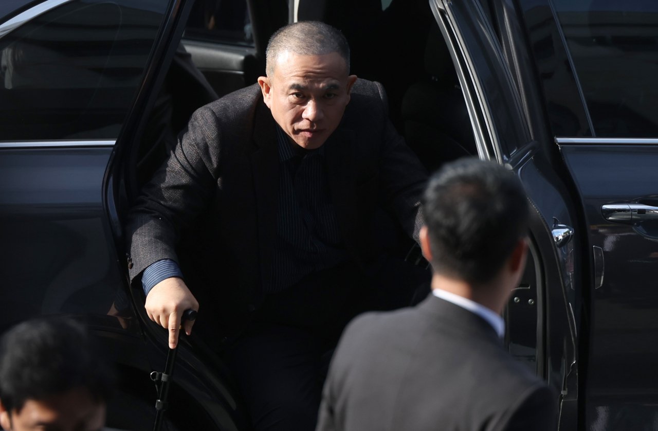 김건희 여사 공천 개입 의혹과 미래한국연구소의 불법 여론조사 의혹 등 사건의 핵심 인물인 명태균 씨가 8일 오전 경남 창원시 성산구 창원지방검찰청(창원지검)에 출석하고 있다. 연합뉴스