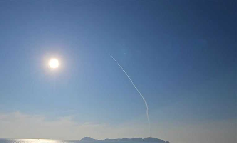 합동참모본부는 8일 “군은 북한의 연이은 탄도미사일 도발에 대응해 전날 서해상에서 지대지미사일 실사격 훈련을 실시했다”고 밝혔다. 적 탄도미사일 도발을 가정해 적 가상 도발원점을 정밀타격하기 위한 우리 군의 지대지미사일 현무-Ⅱ가 발사되고 있다. [합참 제공]