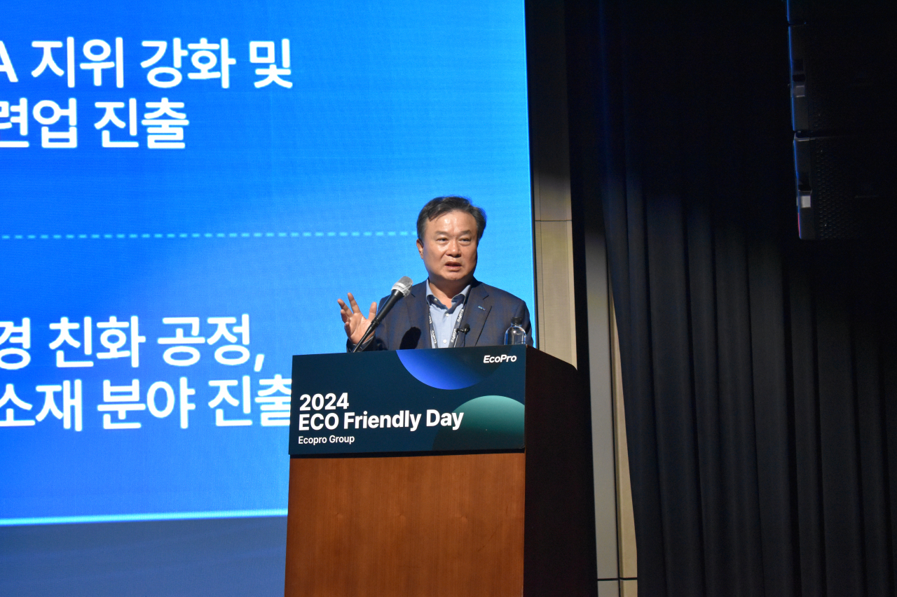 이동채 전 에코프로 회장이 8일 서울 여의도 페어몬트 앰버서더 호텔에서 열린 ‘2024 에코프렌들리데이, 에코프로그룹 투자자 포럼’에서 기조연설을 하고 있다. [에코프로 제공]