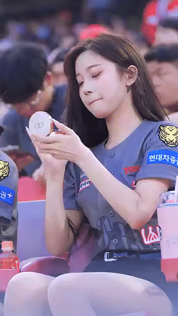 한국프로야구(KBO) KIA의 스타 치어리더인 이주은이 경기장에서 화장을 고치던 중 삐끼삐끼 춤을 추고 있다. [틱톡 캡처]