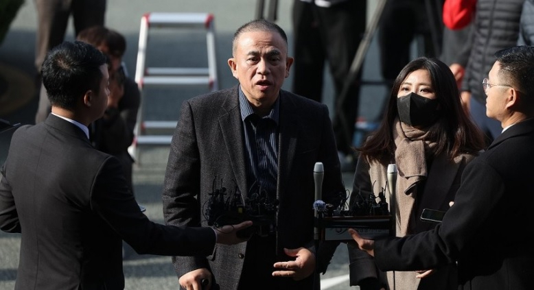 김건희 여사 공천 개입 의혹과 미래한국연구소의 불법 여론조사 의혹 등 사건의 핵심 인물인 명태균 씨가 8일 오전 경남 창원시 성산구 창원지방검찰청(창원지검)에 출석하고 있다.[연합]