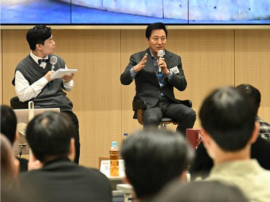 오세훈 서울시장이 지난 7일 저녁 고려대를 방문해 ‘리더는 세상을 어떻게 바꾸는가’를 주제로 특강을 하고 있다.[서울시 제공]