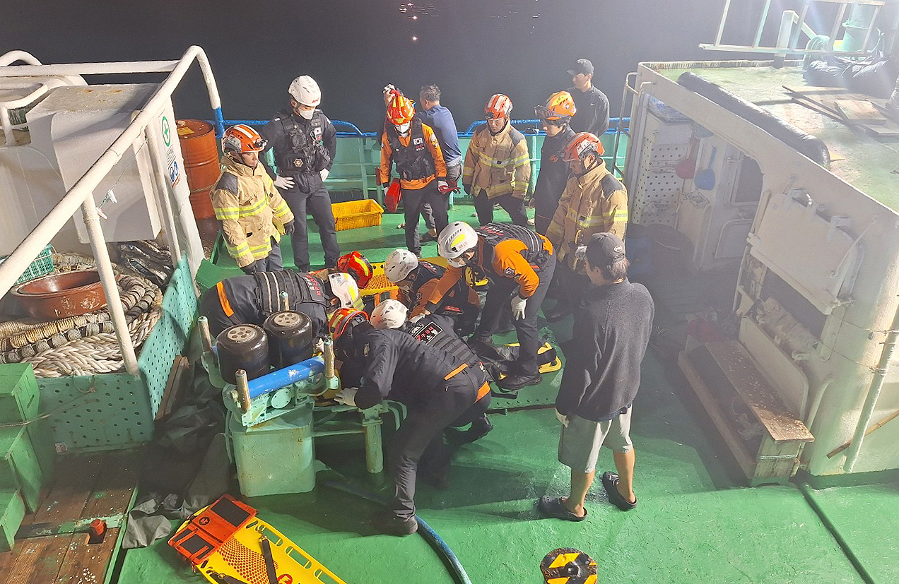 8일 오전 4시 33분께 제주 비양도 북서쪽 약 24㎞ 해상에서 부산 선적 선망 어선 금성호(129t)가 침몰 중이라는 신고가 해경에 접수됐다. 승선원 중 인근 선박에 의해 구조된 이들이 한림항으로 이송되고 있다. [연합]