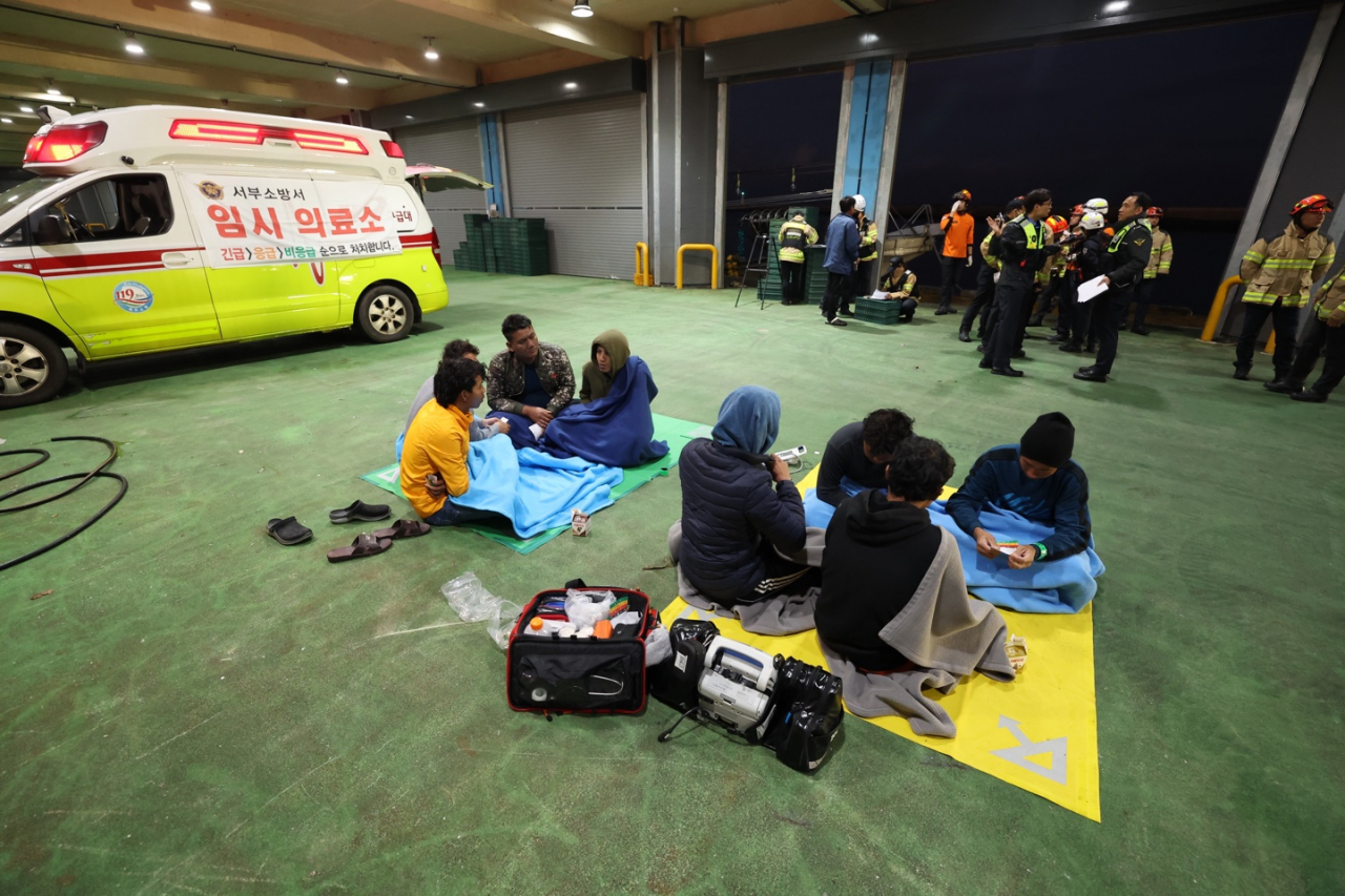 8일 오전 4시 33분께 제주 비양도 북서쪽 약 24㎞ 해상에서 부산 선적 선망 어선 금성호(129t)가 침몰 중이라는 신고가 해경에 접수됐다. 승선원 가운데 인근 선박에 구조된 이들이 한림항에서 병원 이송을 기다리고 있다. [연합]