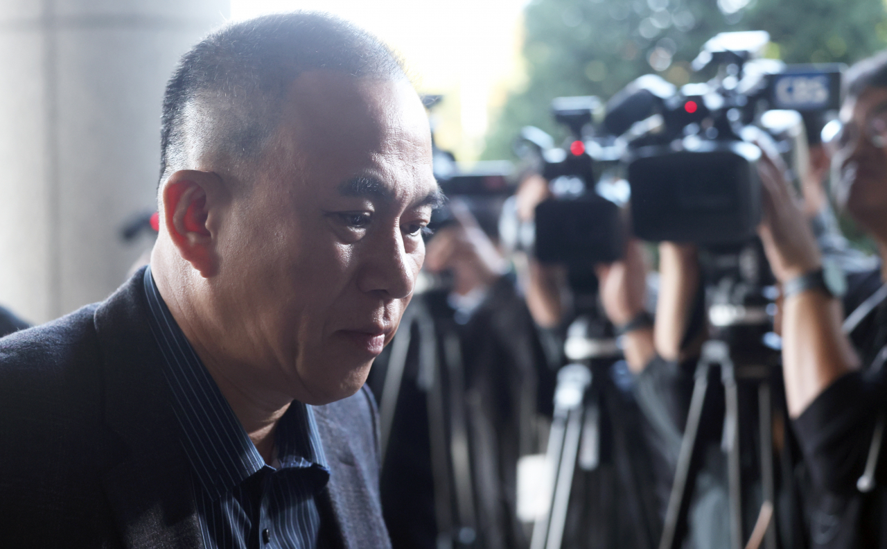 김건희 여사 공천 개입 의혹과 미래한국연구소의 불법 여론조사 의혹 등 사건의 핵심 인물인 명태균 씨가 8일 오전 경남 창원시 성산구 창원지방검찰청(창원지검)에 출석하고 있다. 오른쪽은 김소연 변호사. [연합]