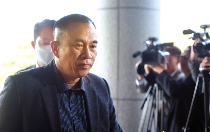 김건희 여사 공천 개입 의혹과 미래한국연구소의 불법 여론조사 의혹 등 사건의 핵심 인물인 명태균 씨가 8일 오전 경남 창원시 성산구 창원지방검찰청(창원지검)에 출석하고 있다. 오른쪽은 김소연 변호사. [연합]