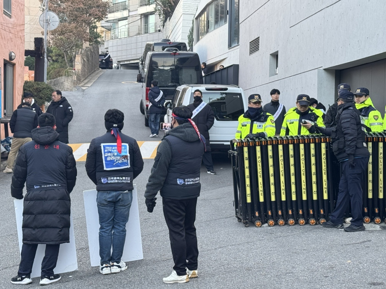 현대트랜시스 노조원들이 서울 용산구 한남동 주택가에서 시위를 벌이고 있다. [현대트랜시스 제공]