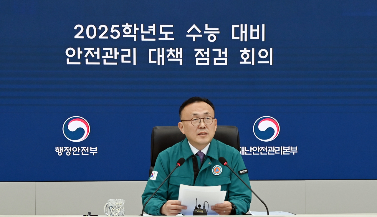 이한경 행정안전부 재난안전관리본부장이 8일 오후 정부세종청사 중앙동 중앙재난안전상황실에서 ‘2025학년도 수능 대비 관계기관 안전관리 대책 점검회의’를 주재하고 있다. [연합]