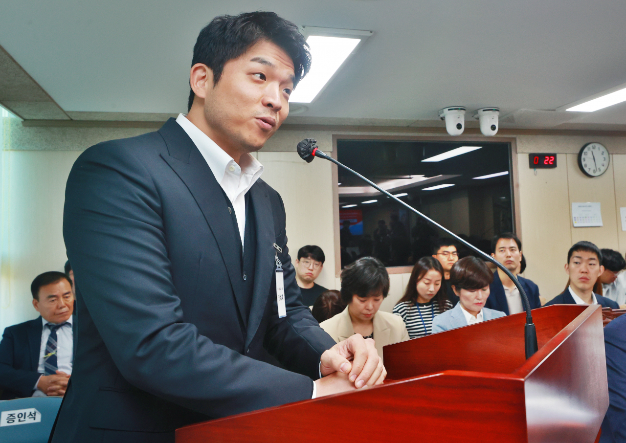 안성재 셰프가 8일 서울 중구 서울시의회 의원회관에서 열린 문화체육관광위원회 행정 사무감사에서 위원 질의에 답하고 있다. [연합]