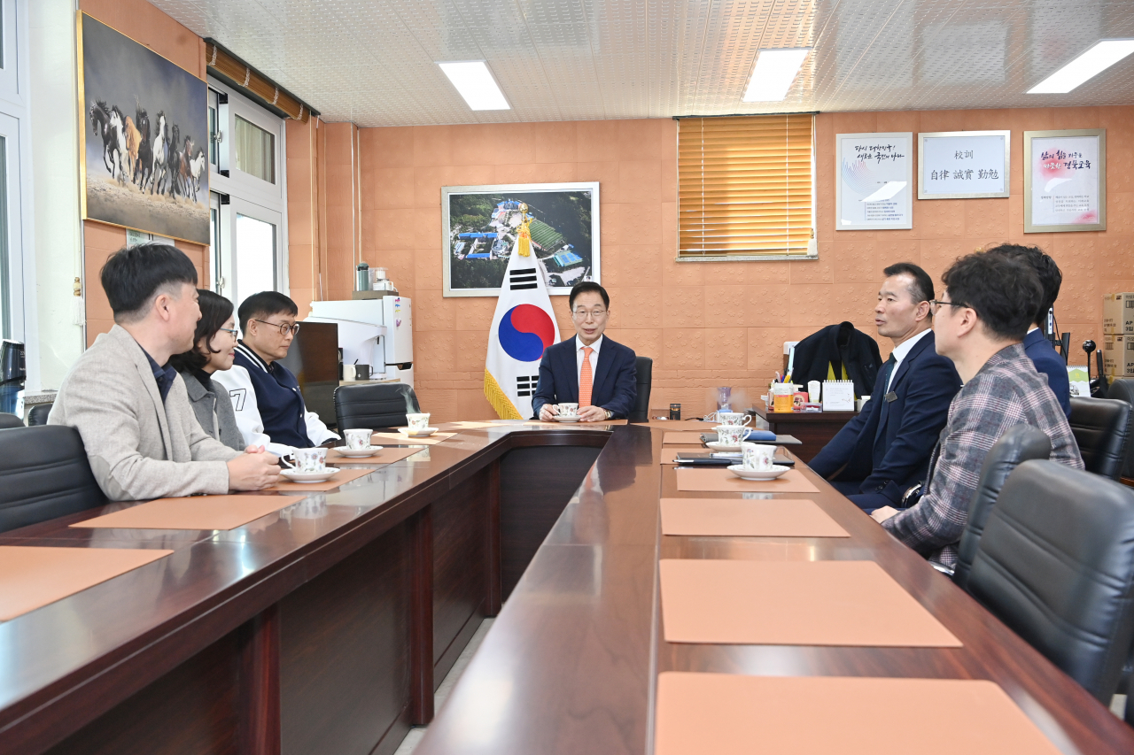 임종식 경북교육감이 수능 일주일 앞두고 7일 안동고와 길원여고 방문해 고3 지도 교사 격려 및 학생 응원 메시지를 전달했다.[경북교육청 제공]