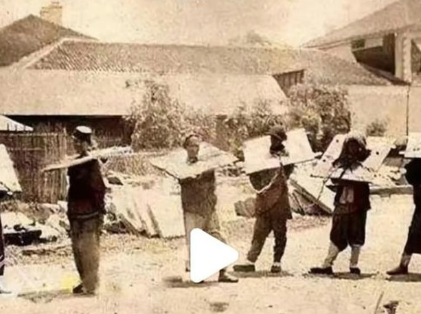 역사적 기록에 따르면 청나라(1644~1911) 당시 심각한 범죄로 150만명이 넘는 죄수들이 닝구타로 추방됐다. 당시 죄수들이 나무 칼을 목에 찬 채 끌려가는 모습을 담은 사진이다. [SCMP 갈무리]