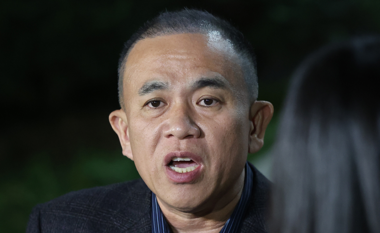 김건희 여사 공천 개입 의혹과 미래한국연구소의 불법 여론조사 의혹 등 사건의 핵심 인물인 명태균 씨가 8일 오후 경남 창원시 성산구 창원지방검찰청(창원지검)에서 나오며 취재진 질문에 답하고 있다. [연합]