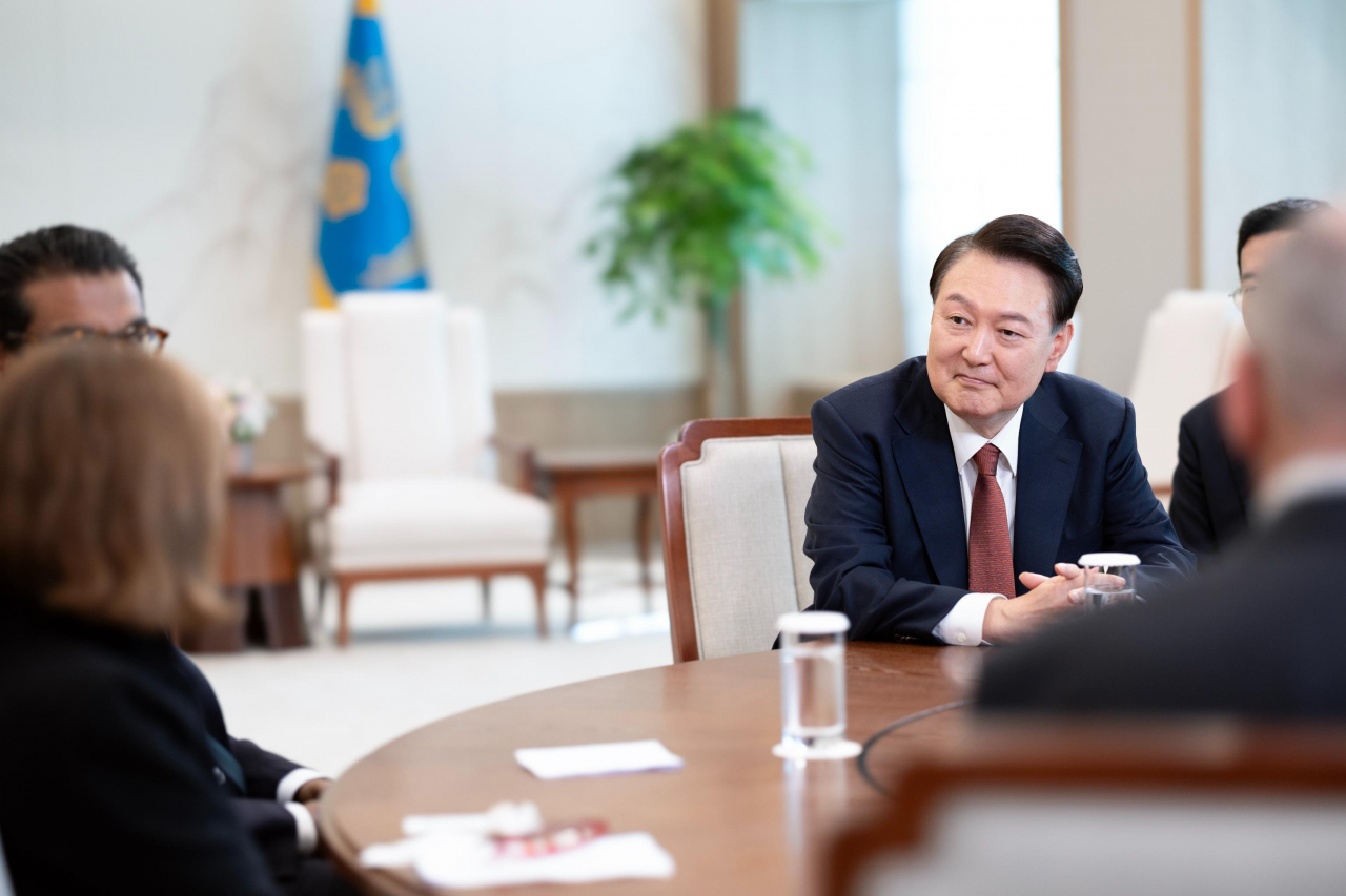 지난달 16일 서울 용산 대통령 집무실에서 진행된 윤 대통령의 뉴스위크 인터뷰 모습. [연합]