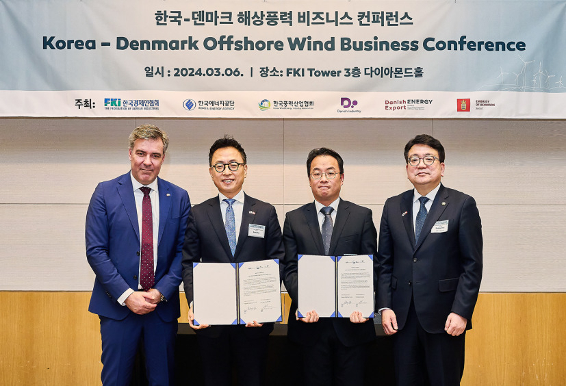 김민식(왼쪽 두번째) LS전선 해저해외영업팀장과 유태승(왼쪽 세번째) COP 코리아대표가 올해 3월 대만 펑미아오 해저케이블 우선협상대상자 선정식에서 기념촬영을 하고 있다. [LS전선 제공]