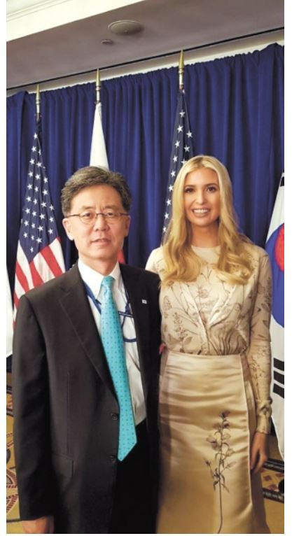 김현종(왼쪽) 산업통상자원부 통상교섭본부장이 2018년 9월 24일(현지시간) 미국 뉴욕 펠리스호텔에서 열린 ‘한미 자유무역협정(FTA) 개정협정문’ 서명식 후 도널드 트럼프 미국 대통령의 장녀인 이방카 백악관 보좌관과 기념촬영을 하고 있다. 기념촬영은 이방카 보좌관의 요청으로 이뤄졌다. [헤럴드경제DB]