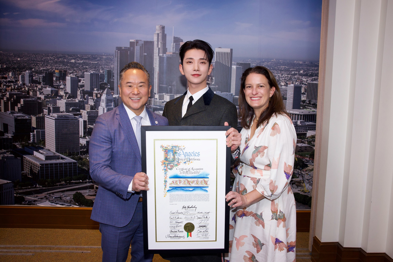 (왼쪽부터) 존 리(John S. Lee) LA시의원, 세븐틴 조슈아, 케이티 야로슬라브스키(Katy Yaroslavsky) LA시의원.