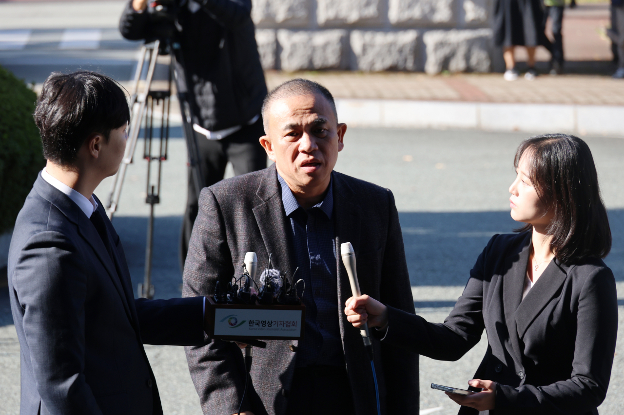 명태균 씨가 9일 오전 경남 창원시 성산구 창원지방검찰청(창원지검)에 출석해 취재진 질문에 답변하고 있다. 연합뉴스