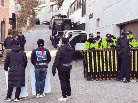 현대트랜시스 노조원들이 서울 용산구 한남동 정의선 현대자동차그룹 회장 주택가에서 시위를 벌이고 있다.[현대트랜시스 제공]