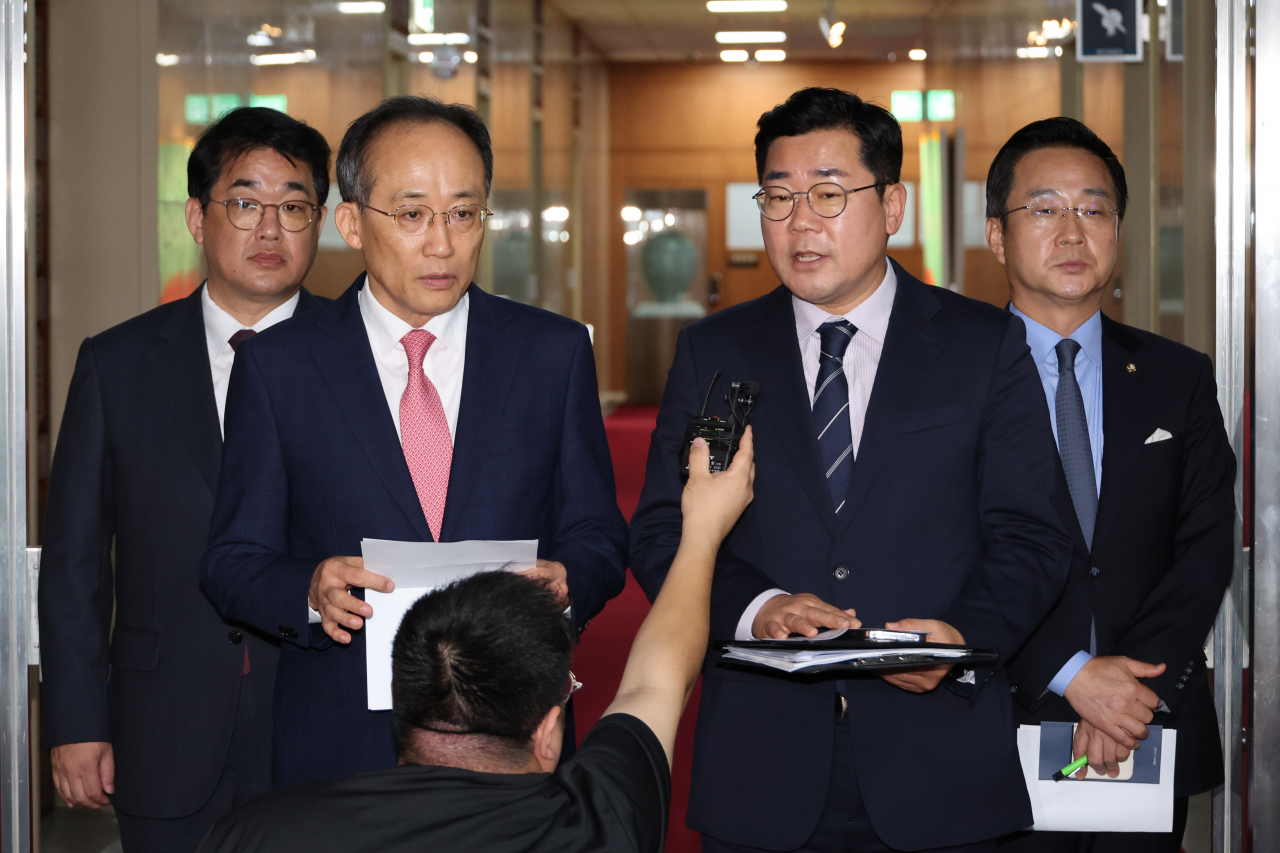 추경호 국민의힘 원내대표와 박찬대 더불어민주당 원내대표(오른쪽)가 9일 오전 서울 여의도 국회에서 우원식 국회의장과 여야의정 협의체 구성 등을 논의한 뒤 브리핑하고 있다. [연합]