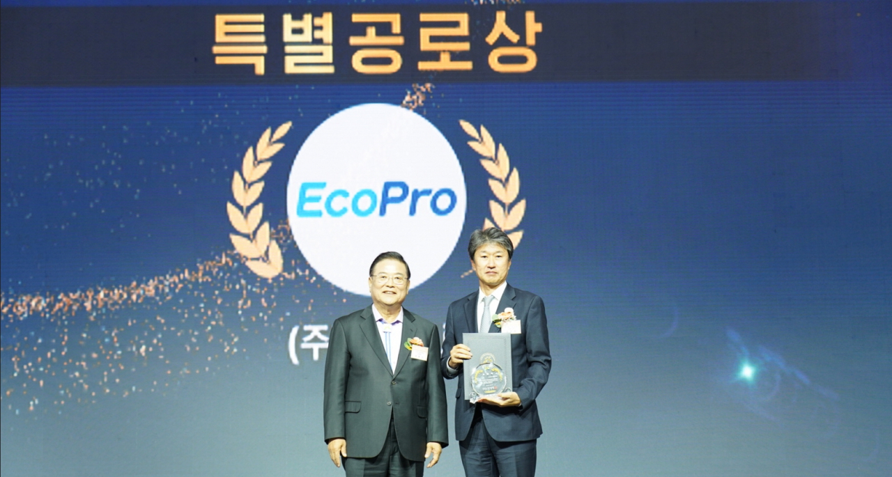송호준(오른쪽) 에코프로 대표와 우동기 지방시대위원회 위원장 지난 7일 지방시대위원회 주최로 강원도 춘천송암스포츠타운에서 열린 ‘2024년 지역 균형 발전 사업 우수사례 시상식’에서 기념 촬영을 하고 있다. [에코프로 제공]