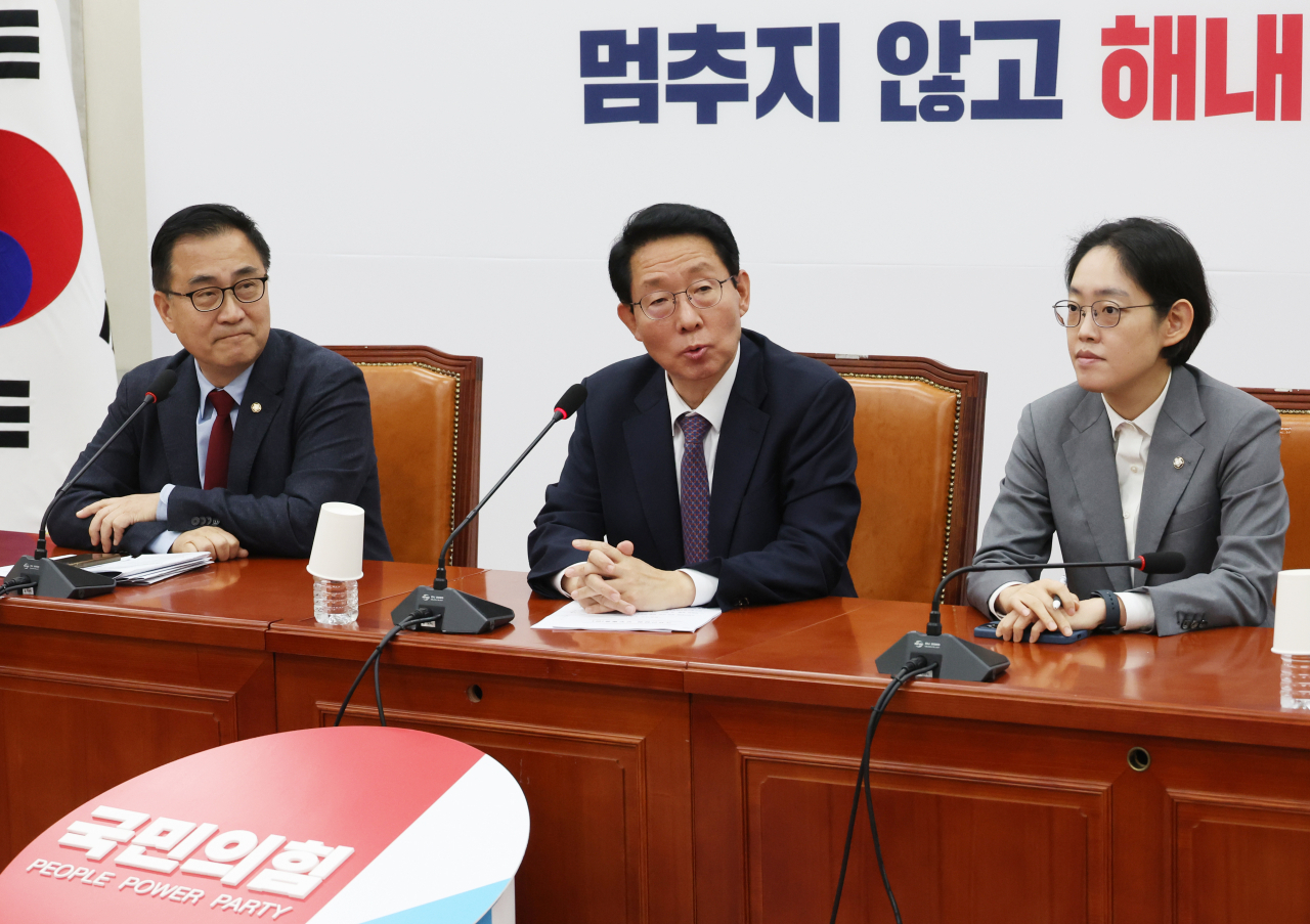 국민의힘 김상훈 정책위의장(가운데)이 10일 국회에서 열린 기자간담회에서 발언을 하고 있다. 연합뉴스