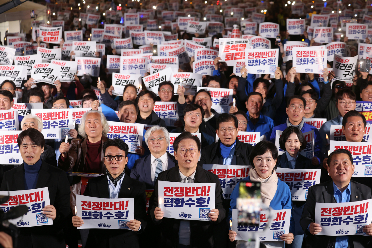 더불어민주당의 이재명(앞줄 가운데) 대표 등이 지난 9일 오후 서울 중구 숭례문 일대에서민주당 주최로 열린 '김건희·윤석열 국정농단 규탄·특검 촉구 제2차 국민행동의 날' 장외집회에서 손팻말을 들어 보이며 구호를 외치고 있다. [연합]