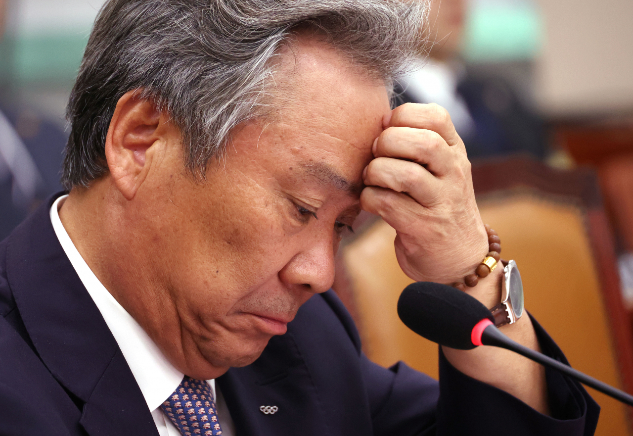 이기흥 대한체육회장이 지난 10월 22일 국회에서 열린 문화체육관광위원회 국정감사에 출석, 의원 질의를 듣고 있다. [연합]