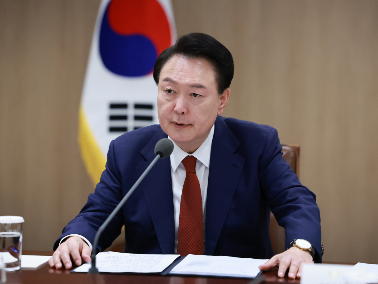 President Yoon Suk Yeol convenes a meeting with senior government officials and presidential aides at the presidential office in Seoul on Sunday to discuss economic and security implications of a second Trump administration. (Yonhap)