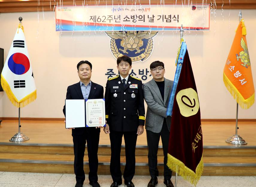 김태웅(왼쪽) 롯데글로벌로지스 안전환경혁신부문장, 김길중(가운데) 서울중부소방서장이 기념사진을 촬영하고 있다. [롯데글로벌로지스 제공]