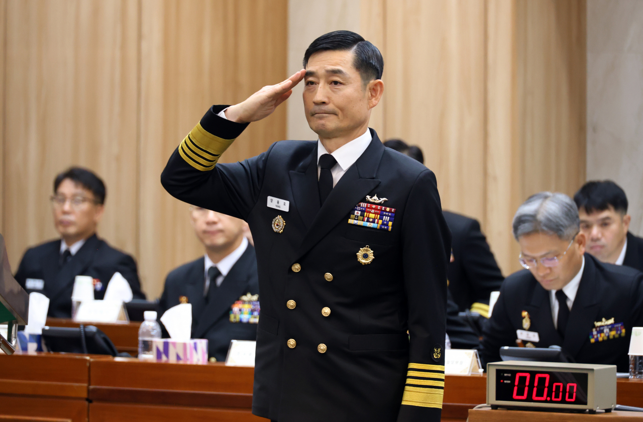해군 창설 79주년 기념식이 11일 오전 11시 서울 종로구 열린송현녹지공원에서 열린다. 사진은 이날 행사를 주관하는 양용모 해군 참모총장이 지난달 18일 충남 계룡대 해군 본부에서 열린 국회 국방위원회 해군 국정감사에서 거수경례하고 있다. [연합]