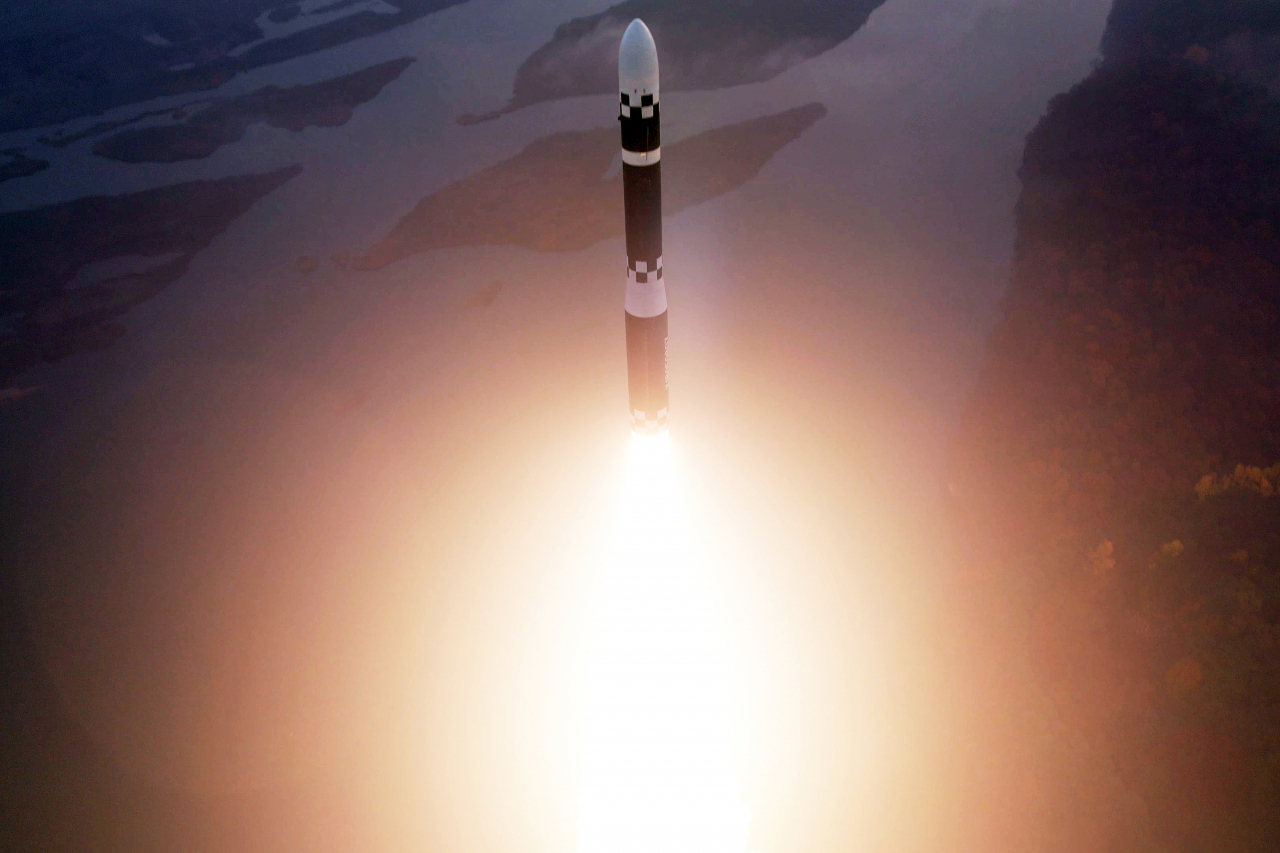군 당국은 북한의 대륙간탄도미사일(ICBM) 화성-19형에 대해 기존 ICBM의 개량형이 아닌 새로운 ICBM으로 평가하고 있다. 또 새로운 엔진 시험 없이 곧바로 발사해 사상 최고 비행고도를 기록했다는 점에서 러시아의 지원 가능성도 배제하지 않고 있다. 북한이 지난달 31일 신형 ICBM 화성-19형을 시험발사하는 모습. [평양 노동신문=뉴스1]