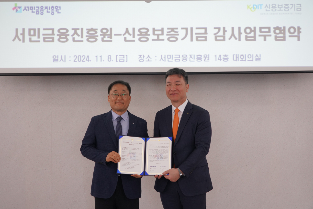 백맹기(왼쪽)서민금융진흥원 상임감사와 민좌홍 신용보증기금 상임감사가 8일 ‘감사 전문성 제고 및 내부통제 역량 강화를 위한 업무협약’을 체결하고 기념사진을 촬영하고 있다.[서민금융진흥원 제공]