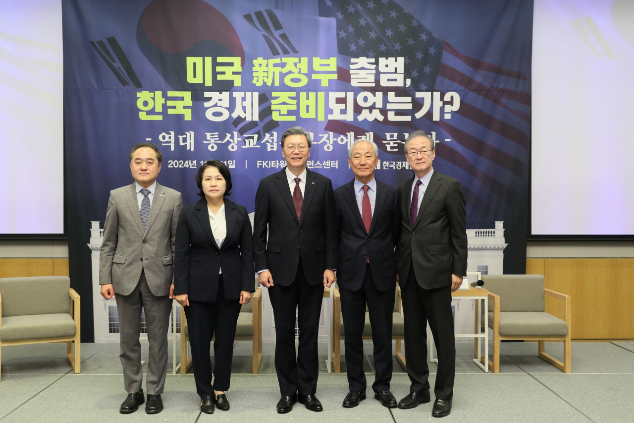 김창범(가운데) 한국경제인협회 부회장을 비롯한 역대 통상교섭본부장들이 11일 서울 여의도 FKI타워 컨퍼런스센터에서 열린 ‘미국 新정부 출범, 한국경제 준비되었는가’ 좌담회에서 기념촬영을 하고 있다. 정철(왼쪽부터) 한국경제연구원 원장, 유명희 서울대 국제대학원 교수, 김창범 한경협 부회장, 김종훈 전 국회의원, 박태호 법무법인 광장 국제통상연구원 원장. [한국경제인협회 제공]