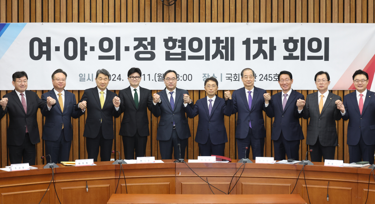 한동훈(왼쪽 네번째) 국민의힘 대표와 한덕수(오른쪽 네번째) 국무총리, 이진우(가운데) 대한의학회장 등이 11일 국회에서 열린 ‘여야의정 협의체’ 1차 회의에서 카메라를 향해 포즈를 취하고 있다. [연합]
