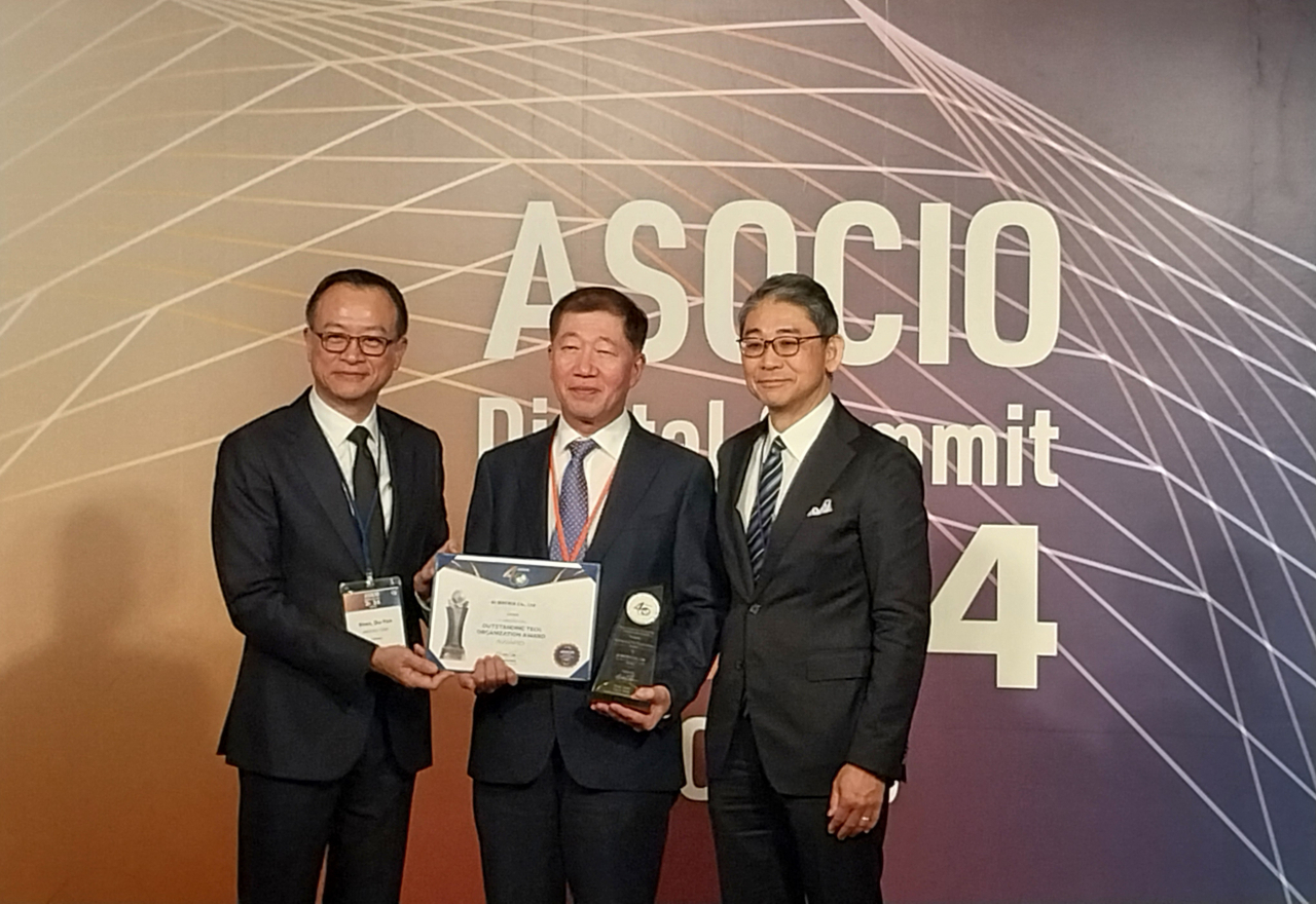 배영근(가운데) 비아이매트릭스 대표가 ‘아시아대양주정보산업기구(ASOCIO) 2024 디지털 서밋 도쿄 어워드’에서 ‘혁신테크상(Outstanding Tech Organization Award)’을 수상하고 있다. [비아이매트릭스]