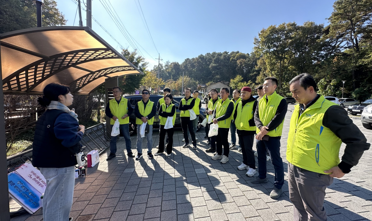 KGM 임직원들이 CSR 활동의 일환으로 평택시 소재 부락산 문화공원 일대 환경정화 봉사활동을 하고 있다. [KGM 제공]