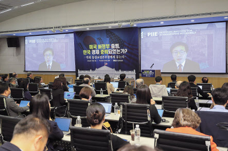11일 서울 여의도 FKI타워 컨퍼런스센터에서 역대 통상교섭본부장을 초청해 열린 ‘미국 新정부 출범, 한국경제 준비되었는가’ 좌담회에서 여한구 피터슨국제경제연구소 선임연구위원이 화상연결을 통해 주제발표를 하고 있다.